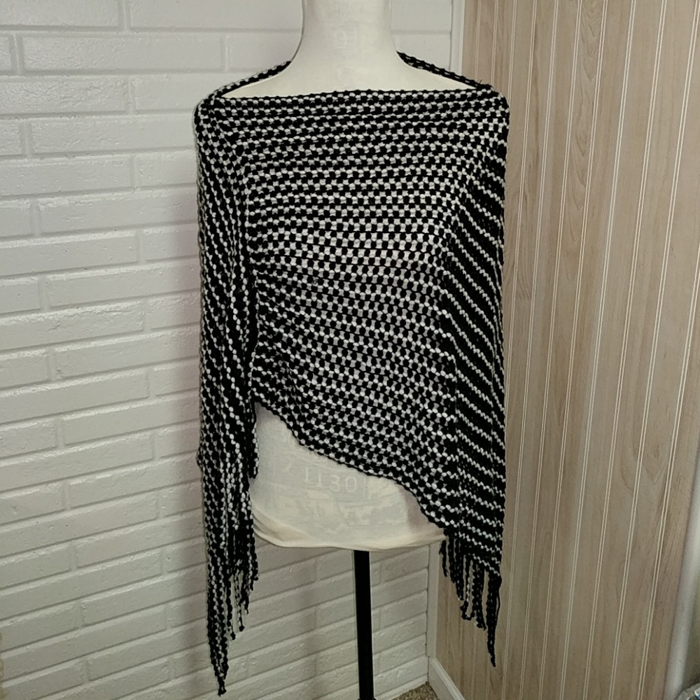 Steve Madden black/white poncho